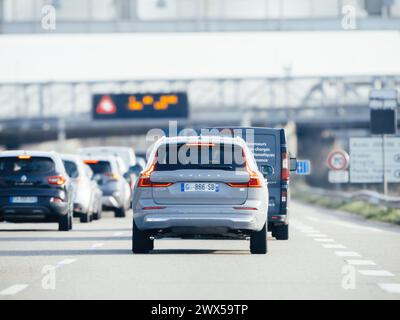 Strasbourg, France - 20 mars 2024 : une rue animée remplie d'une variété de voitures au volant - mouvement fluide, créant une atmosphère animée. Banque D'Images