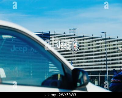 Strasbourg, France - 20 mars 2024 : une scène vibrante d'une jeep garée devant un concessionnaire, présentant les derniers modèles et les possibilités alléchantes Banque D'Images