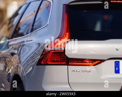 Strasbourg, France - 20 mars 2024 : avec une vue arrière peu profonde sur l'arrière-plan, la vue arrière d'un Volvo XC60 SUV respire l'élégance et la sophistication Banque D'Images