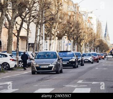 Strasbourg, France - 20 mars 2024 : une scène animée se déroule sur l'avenue de la porte Noire à Strasbourg, où des rangées de voitures remplissent la rue, qui va bientôt subir une transformation du tramway sous la direction du parti écologiste de la ville Banque D'Images