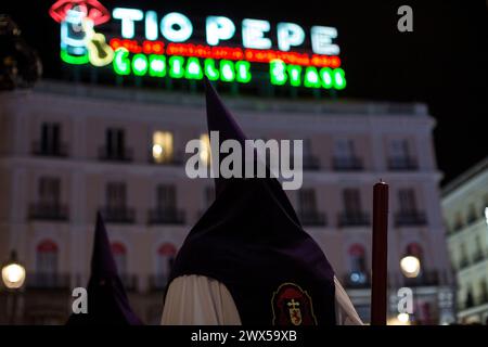 Madrid, Madrid, Espagne. 27 mars 2024. Un pénitent de la fraternité des Nazaréens de notre Père Jésus de la santé et très Sainte Marie de l'anxiété, les Tsiganes, lors de la procession de l'image de notre Père de la santé dans les rues de Madrid dans la nuit du mercredi Saint. (Crédit image : © Luis Soto/ZUMA Press Wire) USAGE ÉDITORIAL SEULEMENT! Non destiné à UN USAGE commercial ! Banque D'Images