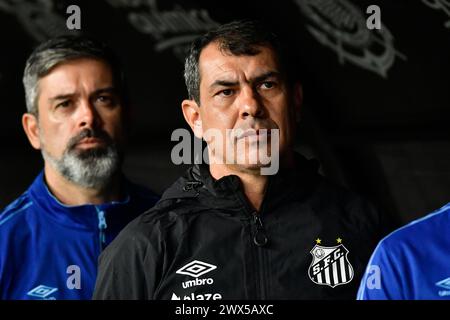 São Paulo (SP), 27/03/2024 - Futebol/SANTOS-RB BRAGANTINO - Fabio Carille de Santos - match entre Santos x RB Bragantino, valable pour les demi-finales du Campeonato Paulista, qui se tient au Neo Quimica Arena, à l'est de São Paulo, dans la nuit de ce mercredi 27. (Photo : Eduardo Carmim/Alamy Live News) Banque D'Images