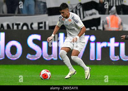 São Paulo (SP), 27/03/2024 - Futebol/SANTOS-RB BRAGANTINO - Pedrinho from Santos - match entre Santos x RB Bragantino, valable pour les demi-finales du Campeonato Paulista, qui se tient au Neo Quimica Arena, à l'est de São Paulo, dans la nuit de ce mercredi 27. (Photo : Eduardo Carmim/Alamy Live News) Banque D'Images