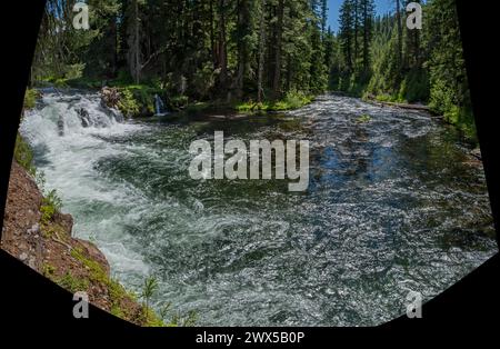 Une vue très grand angle d'un virage serré dans le cours supérieur de la rivière Rogue en Oregon. Banque D'Images