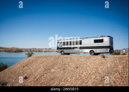 Un grand camping-car de style autobus stationné sur les rives du lac Havasu. Lake Havasu City, États-Unis. Banque D'Images