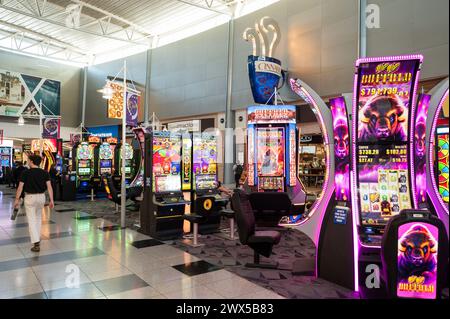 Machines à sous à l'intérieur de l'aéroport international Harry Reid. Las Vegas Nevada, États-Unis. Banque D'Images