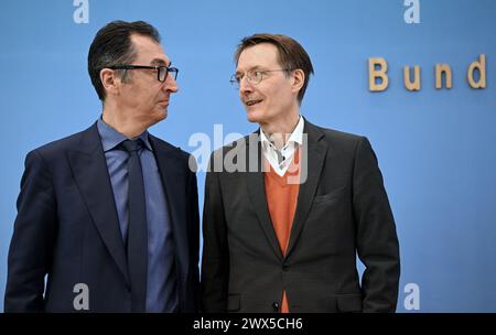 Berlin, Allemagne. 12 avril 2023. CEM Özdemir (Bündnis90/Die Grünen, l), ministre fédéral de l'alimentation et de l'Agriculture, et Karl Lauterbach (SPD), ministre fédéral de la santé, présentent les plans législatifs pour la consommation et la vente de cannabis lors d'une conférence de presse. Le 22 mars 2024, le Bundesrat a ouvert la voie à la légalisation partielle du cannabis le 1er avril. Crédit : Britta Pedersen/dpa/Alamy Live News Banque D'Images