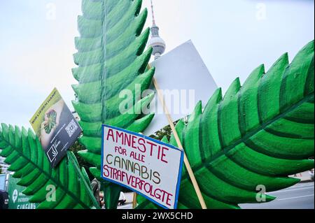 Berlin, Allemagne. 12 août 2023. "Amnistie pour tous les délinquants de cannabis" est écrit sur une pancarte devant une grande feuille de chanvre en bois sur un char à la parade du cannabis. Le 22 mars 2024, le Conseil fédéral a ouvert la voie à la légalisation partielle du cannabis le 1er avril. Crédit : Annette Riedl/dpa/Alamy Live News Banque D'Images