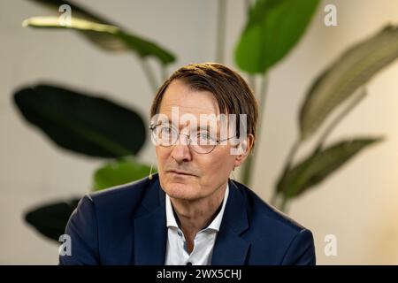 Berlin, Allemagne. 25 août 2023. Karl Lauterbach (SPD), ministre fédéral de la santé, parle à un rappeur du sujet de la légalisation du cannabis. Le 22 mars 2024, le Conseil fédéral a ouvert la voie à la légalisation partielle du cannabis le 1er avril. Crédit : Fabian Sommer/dpa/Alamy Live News Banque D'Images