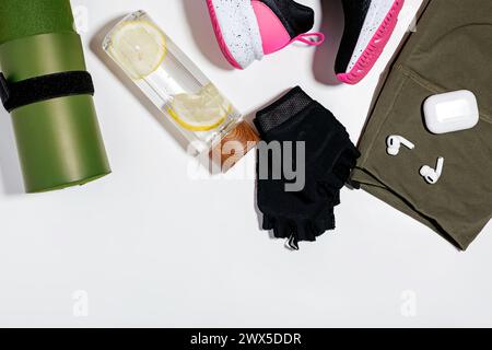 Accessoires et articles d'entraînement de gymnastique élégants sur fond blanc, vue de dessus Banque D'Images