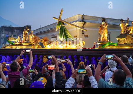 Antigua, Guatemala. 27 mars 2024. Les Costaleros transportent l’énorme flotteur processionnel Jesús Nazareno del Milagro dans les rues pendant la traditionnelle Santa Semana célébrant la semaine Sainte, le 27 mars 2024 à Antigua, Guatemala. Les processions opulentes, les algèbres détaillées et les traditions séculaires attirent plus d'un million de personnes dans l'ancienne capitale. Crédit : Richard Ellis/Richard Ellis/Alamy Live News Banque D'Images