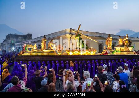 Antigua, Guatemala. 27 mars 2024. Les Costaleros transportent l’énorme flotteur processionnel Jesús Nazareno del Milagro dans les rues pendant la traditionnelle Santa Semana célébrant la semaine Sainte, le 27 mars 2024 à Antigua, Guatemala. Les processions opulentes, les algèbres détaillées et les traditions séculaires attirent plus d'un million de personnes dans l'ancienne capitale. Crédit : Richard Ellis/Richard Ellis/Alamy Live News Banque D'Images