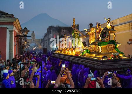 Antigua, Guatemala. 27 mars 2024. Les Costaleros transportent l’énorme flotteur processionnel Jesús Nazareno del Milagro dans les rues pendant la traditionnelle Santa Semana célébrant la semaine Sainte, le 27 mars 2024 à Antigua, Guatemala. Les processions opulentes, les algèbres détaillées et les traditions séculaires attirent plus d'un million de personnes dans l'ancienne capitale. Crédit : Richard Ellis/Richard Ellis/Alamy Live News Banque D'Images