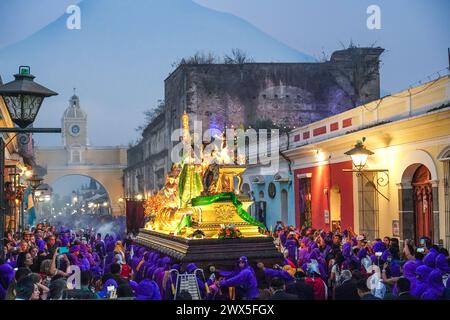 Antigua, Guatemala. 27 mars 2024. Les Costaleros transportent l’énorme flotteur processionnel Jesús Nazareno del Milagro dans les rues pendant la traditionnelle Santa Semana célébrant la semaine Sainte, le 27 mars 2024 à Antigua, Guatemala. Les processions opulentes, les algèbres détaillées et les traditions séculaires attirent plus d'un million de personnes dans l'ancienne capitale. Crédit : Richard Ellis/Richard Ellis/Alamy Live News Banque D'Images