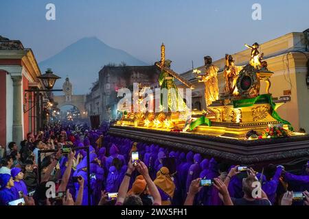 Antigua, Guatemala. 27 mars 2024. Les Costaleros transportent l’énorme flotteur processionnel Jesús Nazareno del Milagro dans les rues pendant la traditionnelle Santa Semana célébrant la semaine Sainte, le 27 mars 2024 à Antigua, Guatemala. Les processions opulentes, les algèbres détaillées et les traditions séculaires attirent plus d'un million de personnes dans l'ancienne capitale. Crédit : Richard Ellis/Richard Ellis/Alamy Live News Banque D'Images