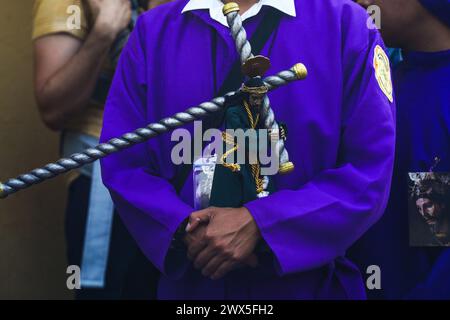 Antigua, Guatemala. 27 mars 2024. Un pénitent tient une statue de Jésus portant la croix alors qu'il attend le flotteur processionnel massif de Jesús Nazareno del Milagro dans les rues pendant la traditionnelle Santa Semana célébrant la semaine Sainte, le 27 mars 2024 à Antigua, Guatemala. Les processions opulentes, les algèbres détaillées et les traditions séculaires attirent plus d'un million de personnes dans l'ancienne capitale. Crédit : Richard Ellis/Richard Ellis/Alamy Live News Banque D'Images