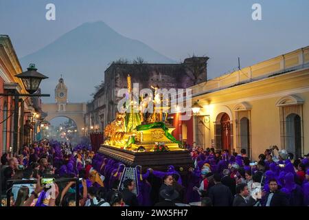 Antigua, Guatemala. 27 mars 2024. Les Costaleros transportent l’énorme flotteur processionnel Jesús Nazareno del Milagro dans les rues pendant la traditionnelle Santa Semana célébrant la semaine Sainte, le 27 mars 2024 à Antigua, Guatemala. Les processions opulentes, les algèbres détaillées et les traditions séculaires attirent plus d'un million de personnes dans l'ancienne capitale. Crédit : Richard Ellis/Richard Ellis/Alamy Live News Banque D'Images