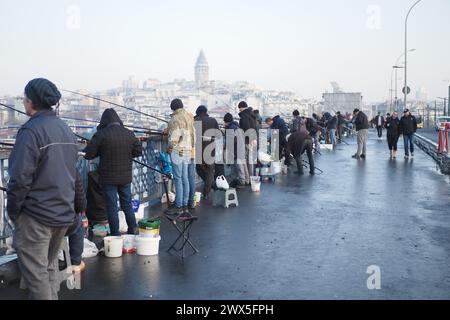 Turquie istanbul 12 janvier 2023. Pêcheur avec canne, moulinet sur le pont Banque D'Images