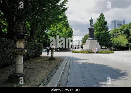 Sando, la route qui approche du sanctuaire Yasukuni avec la statue d'Omura Masujiro en arrière-plan. Sanctuaire Yasukuni.Tokyo.Japon Banque D'Images