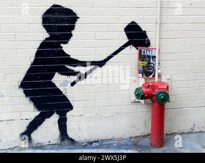 NEW YORK, NY - OCTOBRE 20 : le dernier travail de l'artiste de rue Banksy. Banksy est un artiste de graffiti, activiste politique, réalisateur et peintre pseudonyme de l'Angleterre. Banksy est en train de créer une série de pièces d'art de rue d'un mois, le 20 2013 octobre à New York. Personnes: Banksy, Paul Horner Banque D'Images