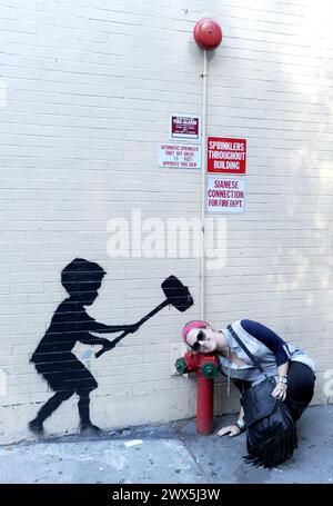 NEW YORK, NY - OCTOBRE 20 : le dernier travail de l'artiste de rue Banksy. Banksy est un artiste de graffiti, activiste politique, réalisateur et peintre pseudonyme de l'Angleterre. Banksy est en train de créer une série de pièces d'art de rue d'un mois, le 20 2013 octobre à New York. Personnes: Banksy, Paul Horner Banque D'Images