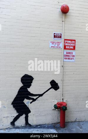 NEW YORK, NY - OCTOBRE 20 : le dernier travail de l'artiste de rue Banksy. Banksy est un artiste de graffiti, activiste politique, réalisateur et peintre pseudonyme de l'Angleterre. Banksy est en train de créer une série de pièces d'art de rue d'un mois, le 20 2013 octobre à New York. Personnes: Banksy, Paul Horner Banque D'Images