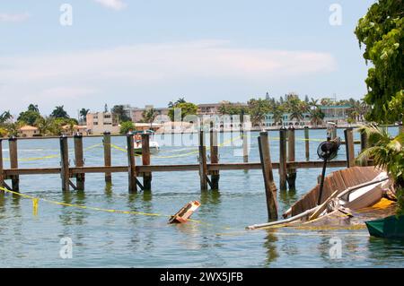 SMG Shuckers Waterfront Grill FL40 Deck Collapses 061413 06.JPG MIAMI, FL - 14 JUIN : les officiels regardent la scène au Shuckers Waterfront Grill où le pont s'est effondré vers 21h45 hier soir alors que les fans regardaient le match du Miami Heat Championship à la télévision le 14 juin 2013 à Miami, Florida.trente-trois fans de basket-ball ont été blessés après un effondrement du pont dans un bar et grill populaire de la région de Miami les a envoyés tomber dans les eaux de Biscayne Bay jeudi soir alors que le Heat de Miami affrontait les Spurs de San Antonio en finale de la NBA. (Photo par Storms Media Group) personnes : Shuckers Waterfront gril Banque D'Images