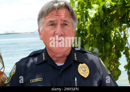 SMG Shuckers Waterfront Grill FL40 Deck Collapses 061413 19.JPG MIAMI, FL - 14 JUIN : les officiels regardent la scène au Shuckers Waterfront Grill où le pont s'est effondré vers 21h45 hier soir alors que les fans regardaient le match du Miami Heat Championship à la télévision le 14 juin 2013 à Miami, Florida.trente-trois fans de basket-ball ont été blessés après un effondrement du pont dans un bar et grill populaire de la région de Miami les a envoyés tomber dans les eaux de Biscayne Bay jeudi soir alors que le Heat de Miami affrontait les Spurs de San Antonio en finale de la NBA. (Photo par Storms Media Group) personnes : Shuckers Waterfront gril Banque D'Images