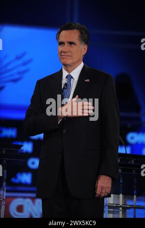 JACKSONVILLE, FL - JANVIER 26 : candidats républicains à la présidence (G-d) ancien sénateur américain Rick Santorum, ancien président de la Chambre Newt Gingrich (R-GA), L'ancien gouverneur du Massachusetts Mitt Romney et le repaire américain Ron Paul (R-TX) placent leurs mains sur leur cœur pendant l'hymne national au début d'un débat parrainé par CNN, le Parti républicain de Floride et le Hispanic leadership Network à l'Université North Florida le 26 janvier, 2012 à Jacksonville, Floride. Le débat est le dernier avant les primaires de Floride le 31 janvier. Personnes : Mitt Romney transmission Ref : MNC1 must cal Banque D'Images