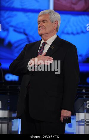 JACKSONVILLE, FL - JANVIER 26 : candidats républicains à la présidence (G-d) ancien sénateur américain Rick Santorum, ancien président de la Chambre Newt Gingrich (R-GA), L'ancien gouverneur du Massachusetts Mitt Romney et le repaire américain Ron Paul (R-TX) placent leurs mains sur leur cœur pendant l'hymne national au début d'un débat parrainé par CNN, le Parti républicain de Floride et le Hispanic leadership Network à l'Université North Florida le 26 janvier, 2012 à Jacksonville, Floride. Le débat est le dernier avant les primaires de Floride le 31 janvier. Personnes : Newt Gingrich transmission Ref : MNC1 must c Banque D'Images