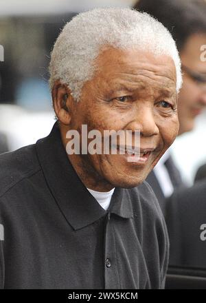 Breaking NEWS - PHOTO DU FICHIER - photo d'ORIG PRISE - l'ancien président sud-africain Nelson Mandela est photographié en quittant l'hôtel Dorchester de Londres pour une fête spéciale à Hyde Park pour fêter son 90ème anniversaire le 06/27/2008 LONDRES, ANGLETERRE - 26 FÉVRIER : Le lauréat du prix Nobel de la paix de 1993, Nelson Mandela, se remettant bien à l'hôpital, après une chirurgie abdominale diagnostique. L'ancien dirigeant sud-africain Nelson Mandela a été libéré de l'hôpital dimanche après un traitement réussi pour une plainte abdominale. L'ex-leader de 93 ans a subi une laparoscopie -- une procédure dans laquelle l'abd Banque D'Images