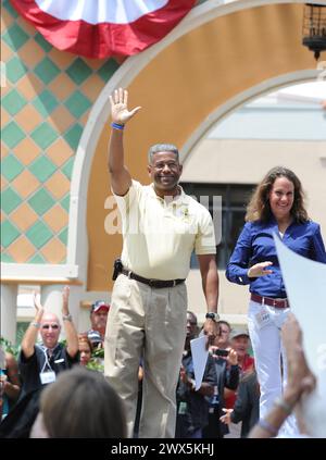 SMG Allen Bernard Boca Tea Party 041611 04.JPG BOCA RATON, FL - 16 AVRIL : Allen Bernard parle avant le milliardaire Donald J. Trump lors du rassemblement fiscal Day du South Florida Tea Party après que Trump ait fait allusion à une course à la présidence en 2012. Trump s’est adressé samedi à un rassemblement du Tea Party à Boca Raton, en Floride. Plus tôt cette semaine, la vedette de 'The Apprentice' de NBC a eu des mots durs à la fois pour le 43e et le 44e président. Il a blâmé ce qu'il appelle le mandat désastreux de George W. Bush pour avoir fait élire Barack Obama. On voit ici Allen Bernard West (né le 7 février 1961) est un républicain américain Banque D'Images