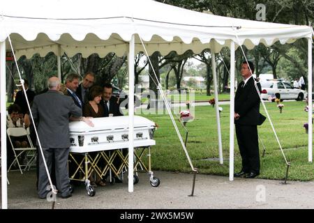 JUPITER, FL, OCTOBRE 31 : (COUVERTURE EXCLUSIVE DES FUNÉRAILLES) Paul Merhige, qui a tué Makayla Sitton, 6 ans, et trois autres personnes lors d'une fête de Thanksgiving à Jupiter en 2009, pourrit derrière les barreaux jusqu'à sa mort! Joseph Marx, juge du circuit de Palm Beach, a prononcé sept peines d'emprisonnement à perpétuité à Merhige, 37 ans, après une audience de plaidoyer émouvante. Marx a condamné Merhige malgré les objections des parents de Makayla, Jim et Muriel Sitton. Tenant une mèche de cheveux de Makayla et sa photo, le couple a demandé à Marx de rejeter un accord de plaidoyer conclu avec le procureur du comté de Palm Beach. – Pas de peine de mort pour chi Banque D'Images