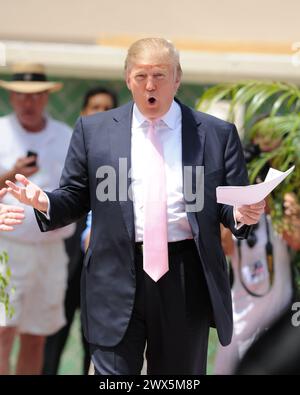 BOCA RATON, FL - 16 AVRIL : Donald Trump prend la parole au rassemblement de thé du jour de l'impôt de la Floride du Sud à Sanborn Square le 16 avril 2011 à Sunrise Florida People : Donald Trump transmission Ref : MNC5 doit appeler si intéressé Michael Storms Storms Media Group Inc. 305-632-3400 - Cell 305-513-5783 - Fax MikeStorm@aol.com Banque D'Images