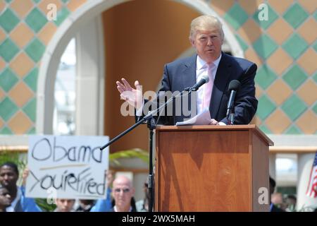 BOCA RATON, FL - 16 AVRIL : Donald Trump prend la parole au rassemblement de thé du jour de l'impôt de la Floride du Sud à Sanborn Square le 16 avril 2011 à Sunrise Florida People : Donald Trump transmission Ref : MNC5 doit appeler si intéressé Michael Storms Storms Media Group Inc. 305-632-3400 - Cell 305-513-5783 - Fax MikeStorm@aol.com Banque D'Images