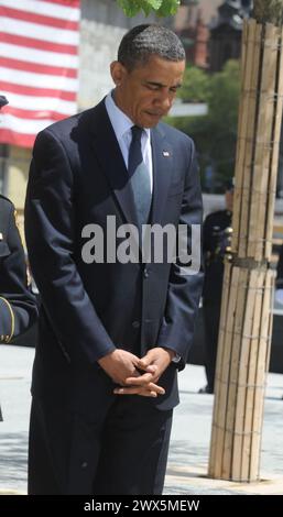 New YORK, NY - MAI 05: Le président Obama arque sa tête pendant un moment de silence avec l'officier du département de police de New York, Stephanie Moses, à gauche, et l'officier du département d'incendie de New York, Joseph Lapointe, lors d'une cérémonie de dépôt de couronne jeudi au mémorial national du 11 septembre. Marine Un porteur du président Obama a atterri jeudi près de Wall Street à New York City. Obama a déposé une couronne au Ground Zero lors d'une cérémonie solennelle, en souvenir des victimes des attentats du 11 septembre. Il a rencontré en privé des membres de la famille des victimes et des pompiers et des policiers. Le 5 mai 2011 à New York personnes : Banque D'Images