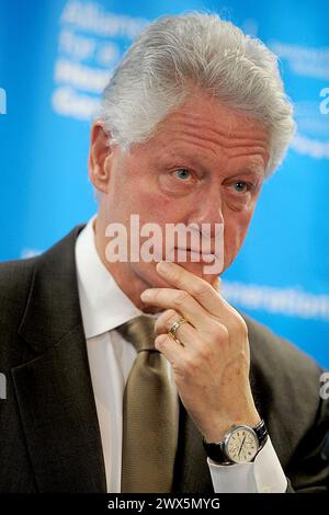 New YORK - 18 FÉVRIER : Bill Clinton, qui détient le statut honorifique de « premier président noir des États-Unis », a récemment pris place au bureau de « son peuple » à Harlem à la suite d'un gala accueillant dans la communauté historiquement noire. Au milieu de la pompe, de la cérémonie, de la musique et de milliers de personnes réunies au Adam Clayton Powell Jr. State Office Building plaza, Clinton avait l'air d'avoir fait une autre campagne présidentielle au lieu d'ouvrir ses bureaux. L'ex-président a chanté doo-wop avec le chœur des garçons de Harlem et a embrassé plusieurs saxophonistes lorsqu'il les a joints, Banque D'Images