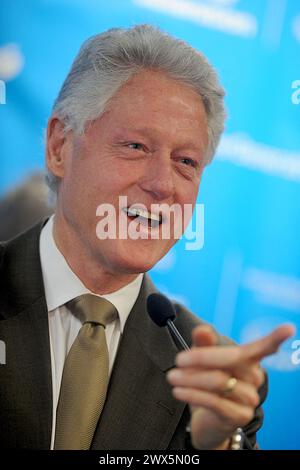 New YORK - 18 FÉVRIER : Bill Clinton, qui détient le statut honorifique de « premier président noir des États-Unis », a récemment pris place au bureau de « son peuple » à Harlem à la suite d'un gala accueillant dans la communauté historiquement noire. Au milieu de la pompe, de la cérémonie, de la musique et de milliers de personnes réunies au Adam Clayton Powell Jr. State Office Building plaza, Clinton avait l'air d'avoir fait une autre campagne présidentielle au lieu d'ouvrir ses bureaux. L'ex-président a chanté doo-wop avec le chœur des garçons de Harlem et a embrassé plusieurs saxophonistes lorsqu'il les a joints, Banque D'Images