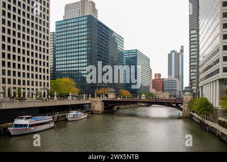 Chicago River et gratte-ciel Banque D'Images