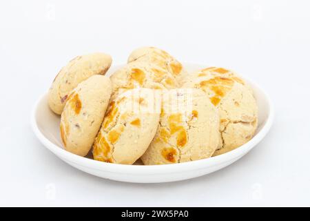 Délicieux biscuits Nankhatai traditionnels frais dans une plaque blanche sur fond blanc isolé Banque D'Images