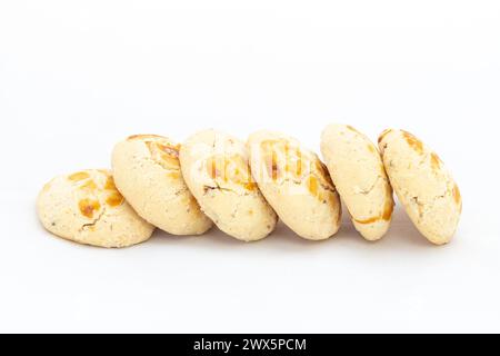 Biscuits sablés frais biscuits Nan Khatai populaires au Pakistan et en inde isolés sur un fond blanc Banque D'Images