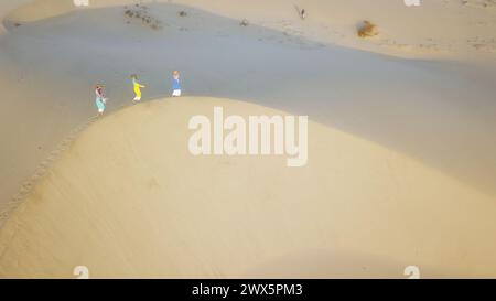 Femme marchant sur la vue aérienne des dunes de sable du désert à Ninh Thuan, Vietnam Banque D'Images