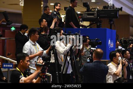 Boao, province chinoise de Hainan. 28 mars 2024. Des journalistes sont vus lors de la cérémonie d'ouverture de la Conférence annuelle 2024 du Forum de Boao pour l'Asie à Boao, dans la province de Hainan, dans le sud de la Chine, le 28 mars 2024. Crédit : Yang Guanyu/Xinhua/Alamy Live News Banque D'Images