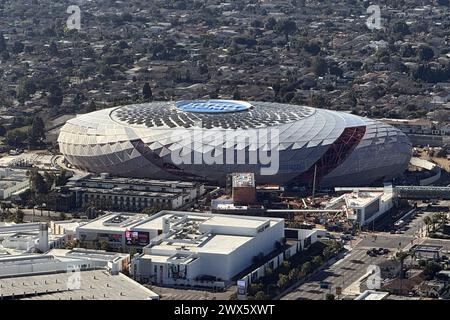 Une vue aérienne générale du chantier de construction du dôme Intuit, le lundi 25 mars 2024, à Inglewood, Etalonnage Banque D'Images