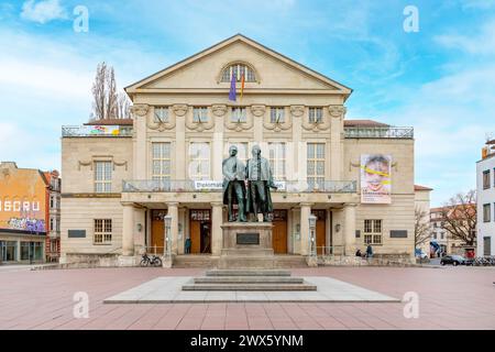 Weimar, Allemagne - 18 mars 2024 : vue classique du célèbre Deutsches Nationaltheater avec le monument Goethe-Schiller par une belle journée ensoleillée avec du SK bleu Banque D'Images