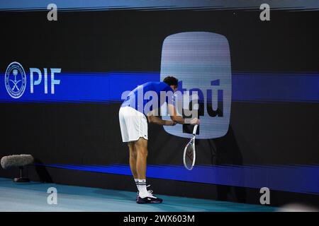 MIAMI GARDENS, FLORIDE - MARS 27 : Daniil Medvedev corrige l'écran arrière lors de leur match le jour 12 de l'Open de Miami au Hard Rock Stadium le 27 mars 2024 à Miami Gardens, Floride. (Photo de Mauricio Paiz) crédit : Mauricio Paiz/Alamy Live News Banque D'Images