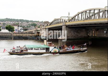 ROCHESTER, KENT, Royaume-Uni - 05 JUIN 2011 : le bateau à aubes Kingswear Castle sur la rivière Medway approche du pont de Rochester avec des gens en costume victorien Banque D'Images