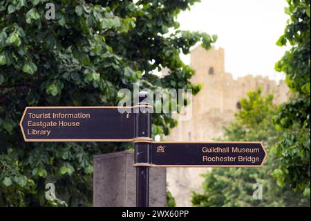 ROCHESTER, KENT, Royaume-Uni - 05 JUIN 2011 : panneau avec le château de Rochester en arrière-plan Banque D'Images