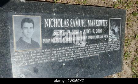 Mission Hills, Californie, USA 26 mars 2024 la tombe de Nicholas Samuel Markowitz, il était une victime de meurtre et les événements menant au meurtre ont été présentés dans le film Alpha Dog réalisé par Nick Cassavetes, le personnage inspiré de Markowitz a été nommé Zack Mazursky et joué par l'acteur Anton Yelchin montré ici au cimetière Eden Memorial Park le 26 mars 2024 à Mission Hills, Californie, États-Unis. Photo de Barry King/Alamy Stock photo Banque D'Images