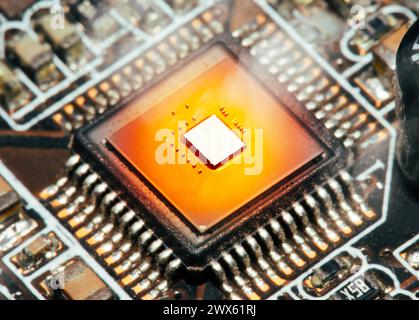 Le chipset de l'unité centrale surchauffe et brûle dans le support de la carte mère de l'ordinateur Banque D'Images
